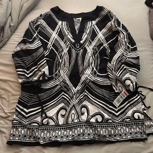 Ladies black and white top, new with tags size 20w